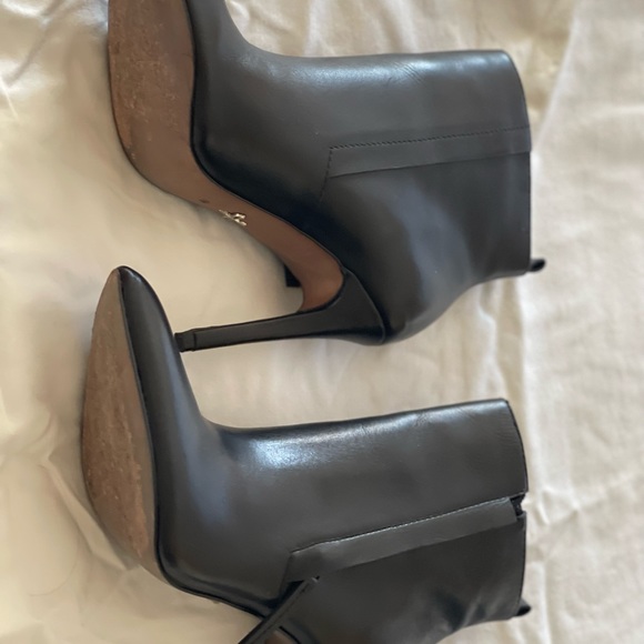 Women’s leather ankle boots Make an OFFER - Picture 3 of 4